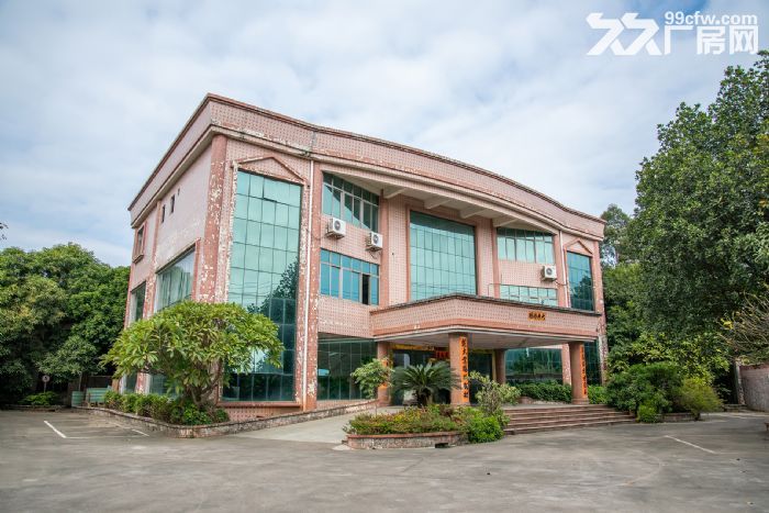 自家物业30000方花园式厂房出租，近市区、高速出口，交通方便